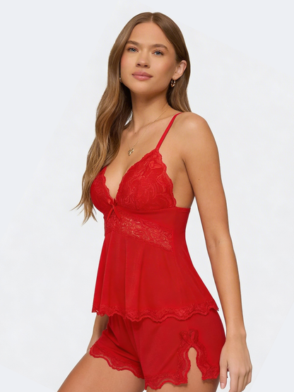 Conjunto de pijama de encaje rojo con encaje floral en el escote y short
