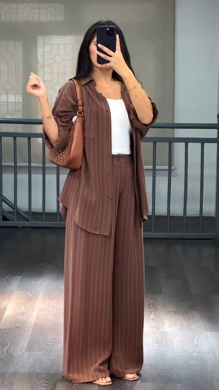 Conjunto suelto de dos piezas marrón con chaqueta abierta y pantalón a rayas verticales