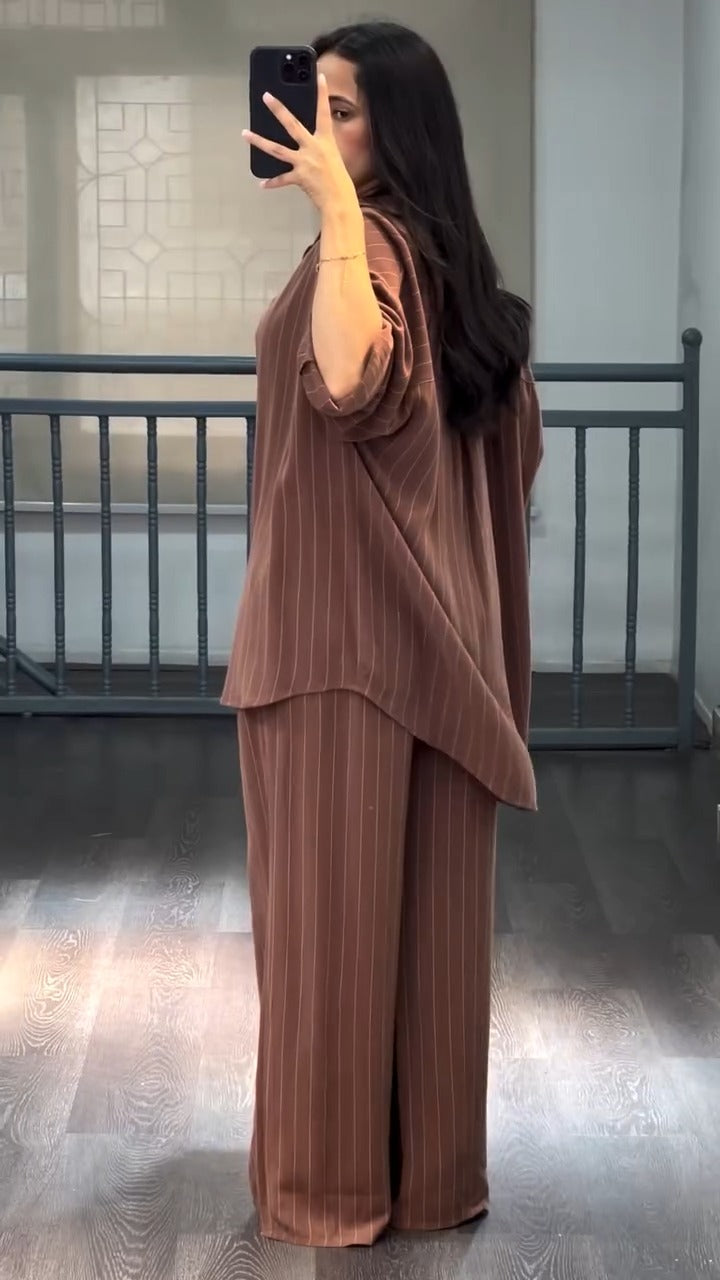 Conjunto suelto de dos piezas marrón: chaqueta abierta y pantalón ancho a rayas