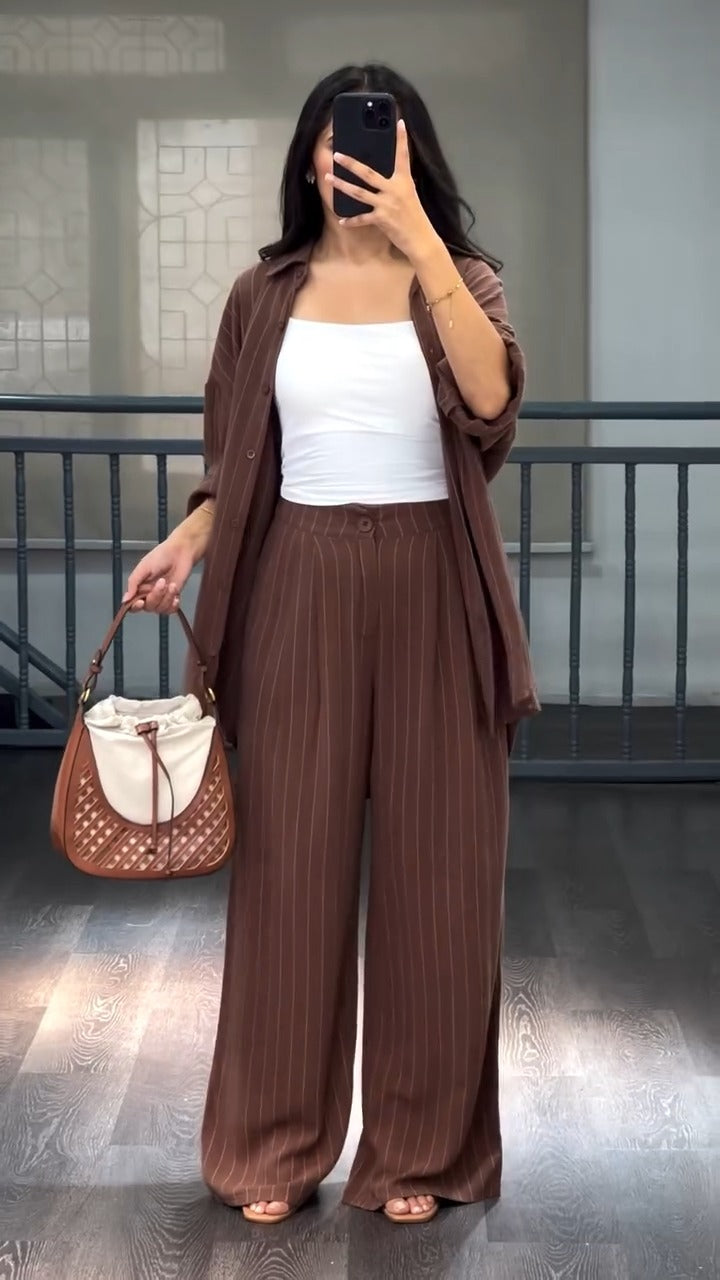 Conjunto suelto de dos piezas marrón con chaqueta abierta y pantalón ancho de rayas