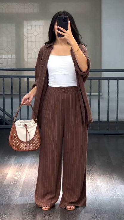 Conjunto suelto de dos piezas marrón con chaqueta abierta y pantalón ancho de rayas