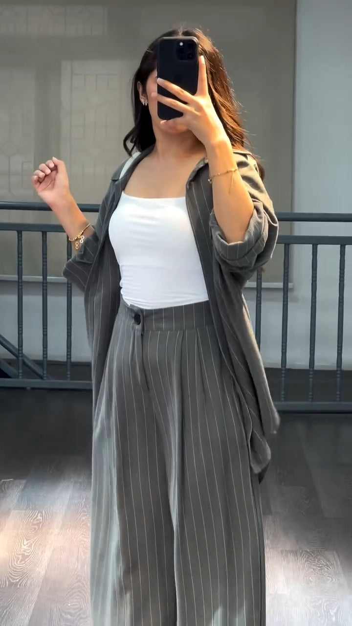 Conjunto suelto de dos piezas gris: chaqueta abierta y pantalón ancho a rayas