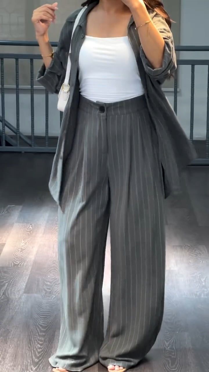 Conjunto suelto de dos piezas gris con blusa blanca y pantalón amplio a rayas
