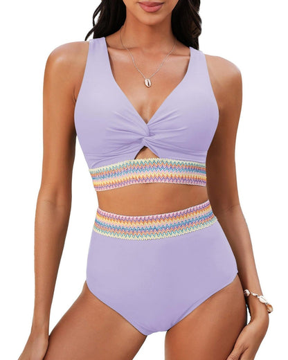 Conjunto de bikini lila con top cruzado anudado y franja zigzag en la cintura
