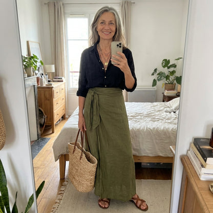 Conjunto de dos piezas en espejo: camisa negra abotonada y falda midi verde oliva