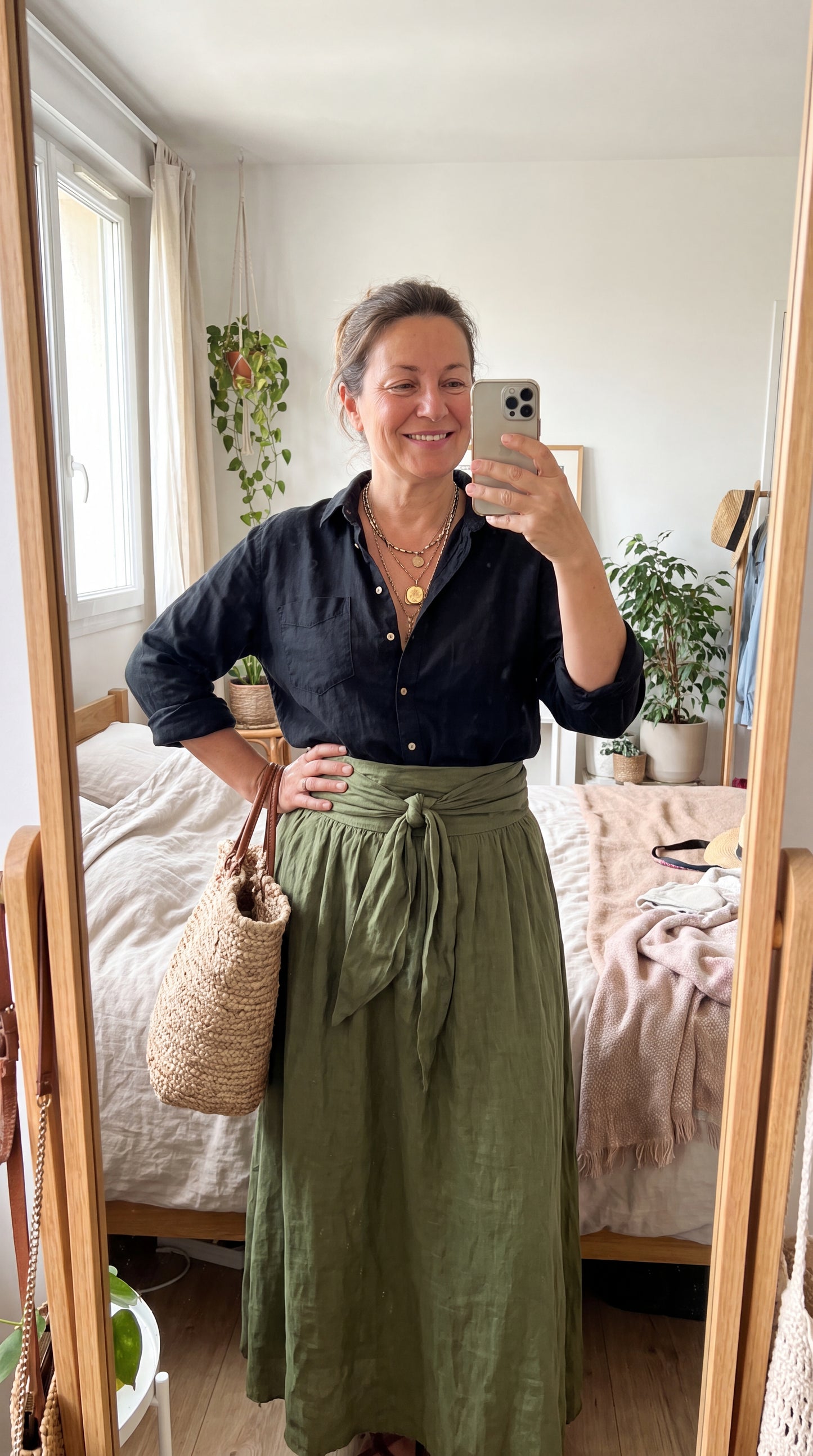 Conjunto de dos piezas en espejo: camisa negra y falda midi verde oliva con lazo