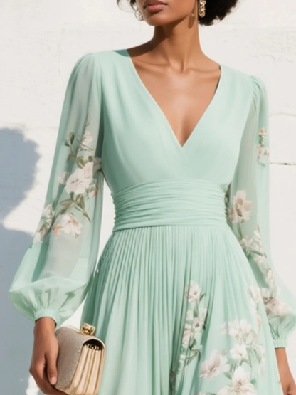 Vestido de gasa verde menta con escote pico, cintura fruncida y flores en mangas.