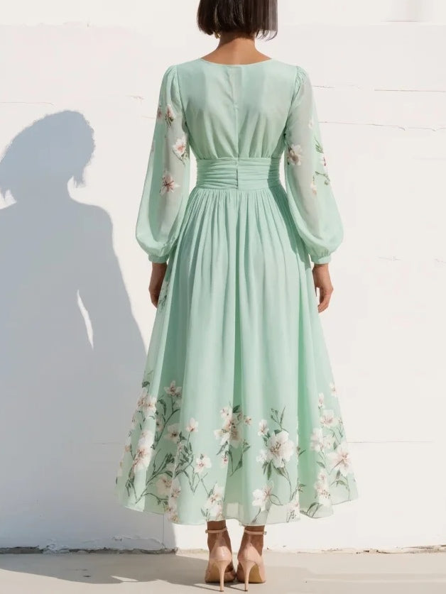Vestido largo de gasa menta con estampado floral, espalda completa y cintura fruncida.