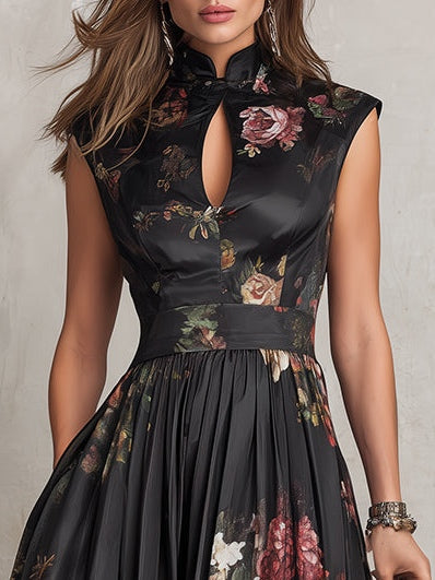 Vestido negro sin mangas con cuello alto y estampado floral, abertura en el pecho