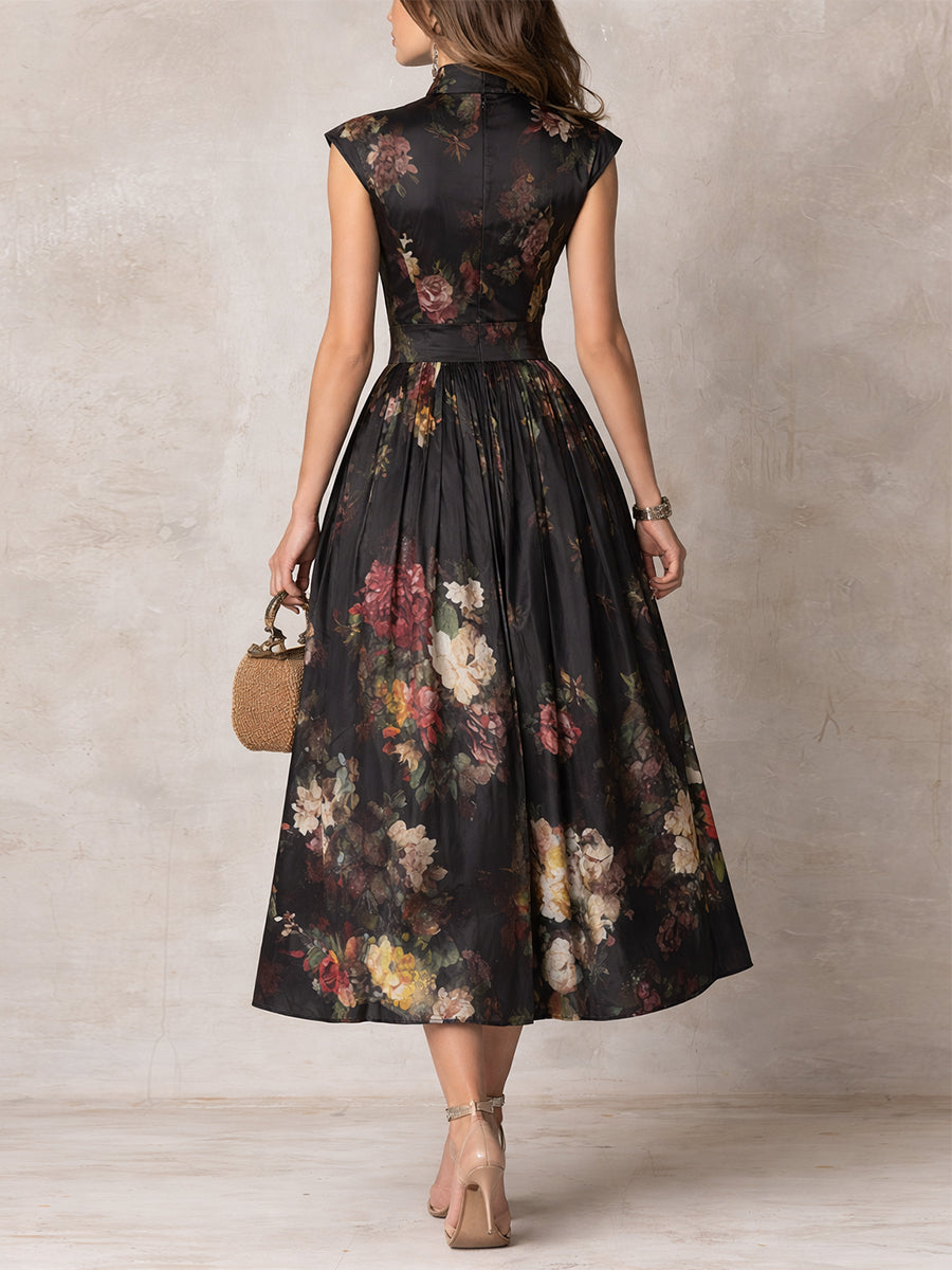 Vestido negro con estampado floral, espalda alta y falda plisada hasta la rodilla