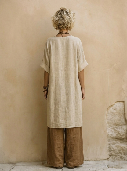 Conjunto bohemio con túnica beige de manga caída y pantalón marrón, vista trasera