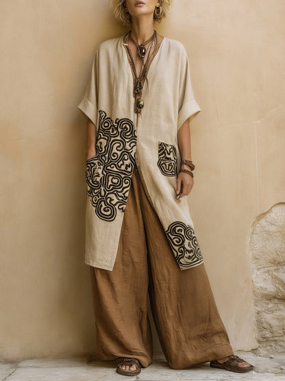 Conjunto de tres piezas bohemio: túnica crema, pantalón marrón y bordado negro