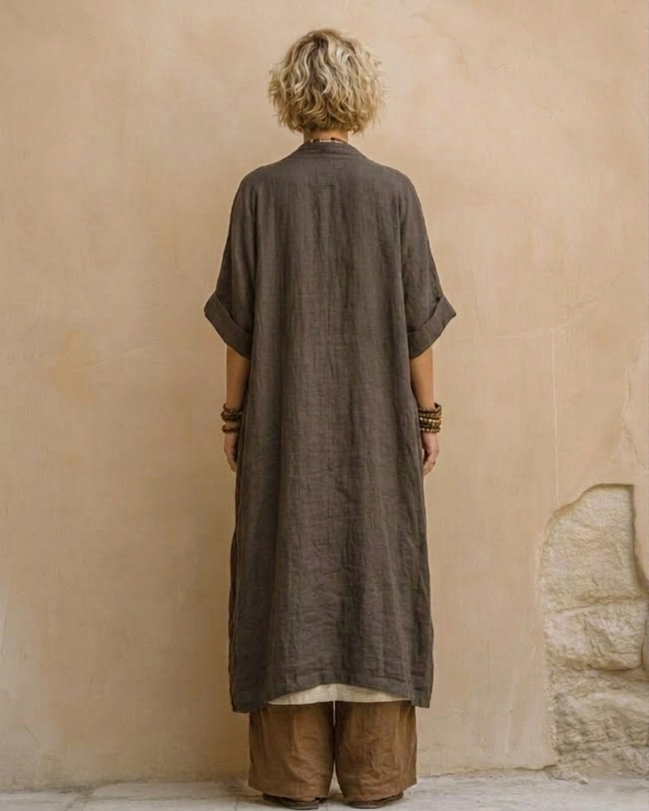 Conjunto bohemio con túnica gris oscuro y pantalón marrón, vista trasera
