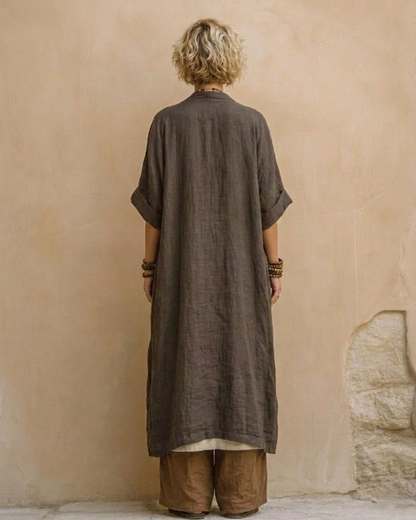 Conjunto bohemio con túnica gris oscuro y pantalón marrón, vista trasera