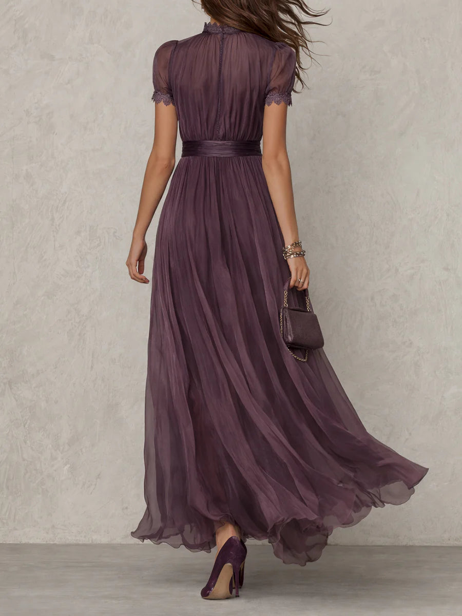 Vestido largo morado con espalda lisa, cinturón fruncido y falda amplia de gasa