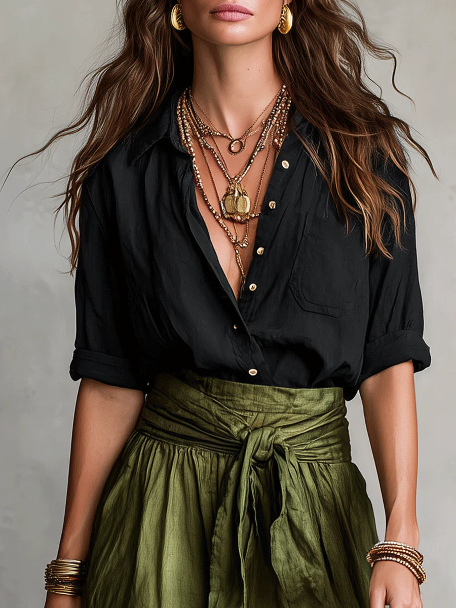 Conjunto de dos piezas: camisa negra con botones y falda verde oliva fruncida con lazo