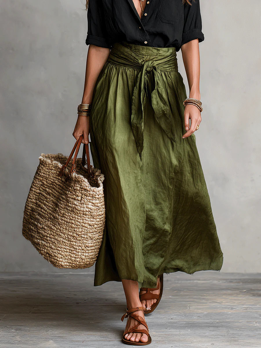 Conjunto de dos piezas de lado: camisa negra y falda midi verde oliva con recogido