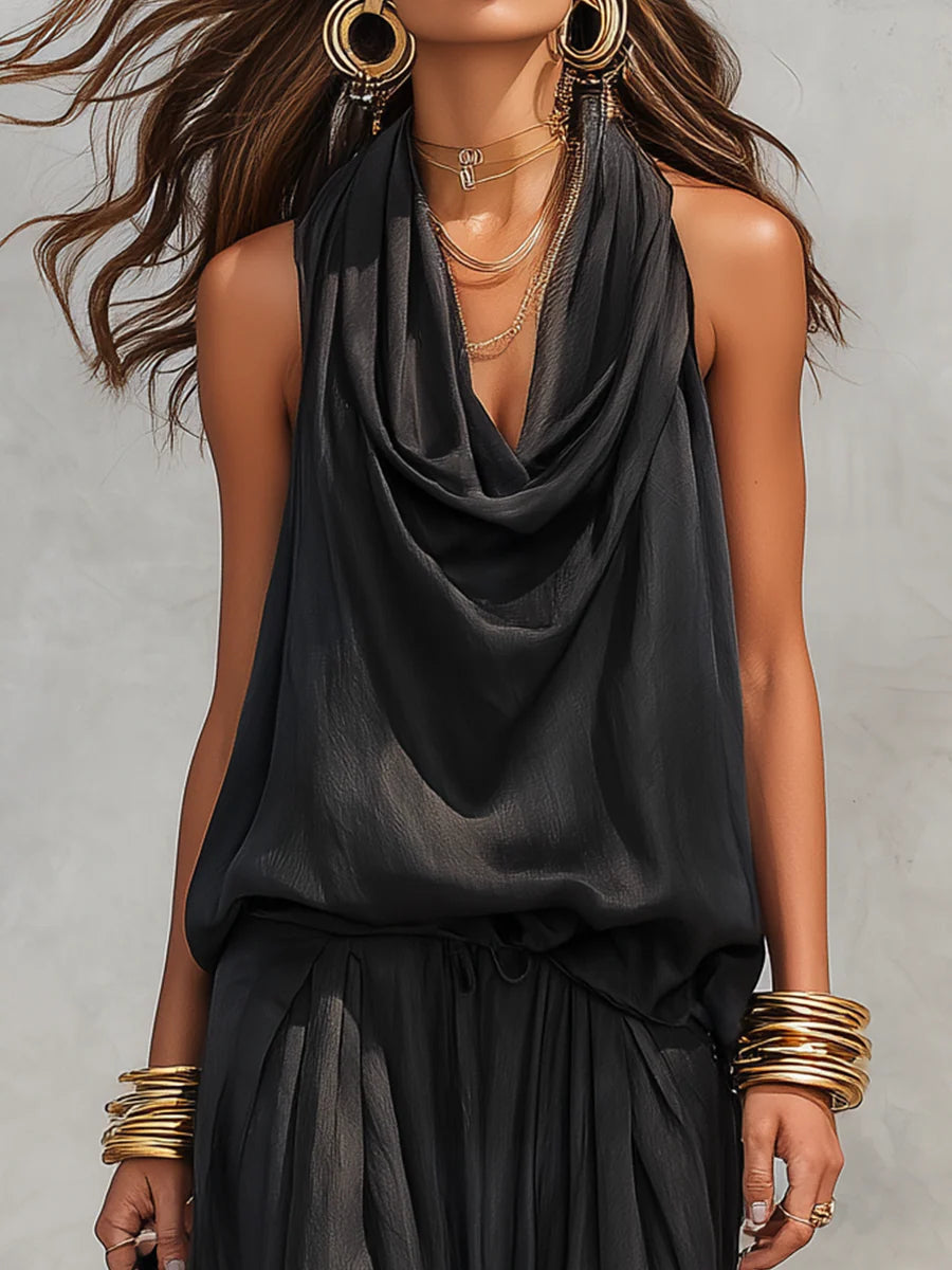 Parte superior del conjunto negro: top halter sin mangas drapeado