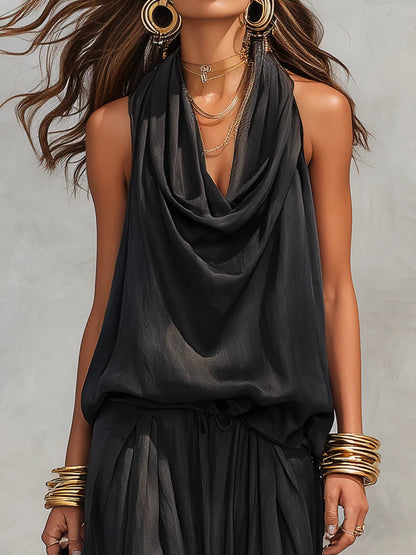 Parte superior del conjunto negro: top halter sin mangas drapeado