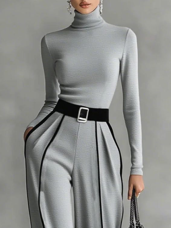 Conjunto gris con cuello alto, cinturón y pantalón de pierna ancha con ribetes oscuros