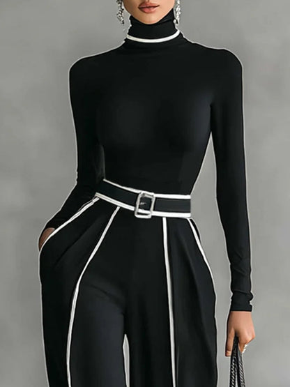 Conjunto negro de cuello alto con cinturón y detalle de líneas blancas verticales