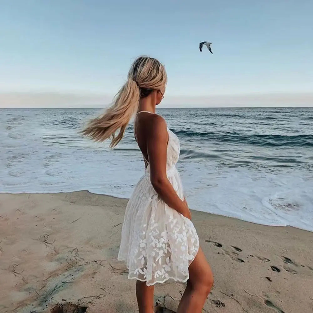 Vestido de encaje blanco con espalda descubierta y tirantes finos