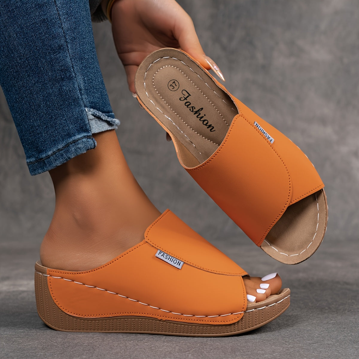 Sandalias tipo zueco con arco plantar, naranjas, suela de cuña marrón y tira ancha