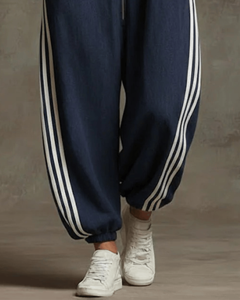 Chándal Alessia azul oscuro con pantalón tipo jogger y franjas blancas en los laterales.