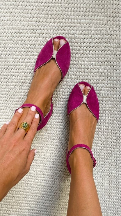 Sandalias de ante fucsia con tiras finas y pulsera ajustable al tobillo