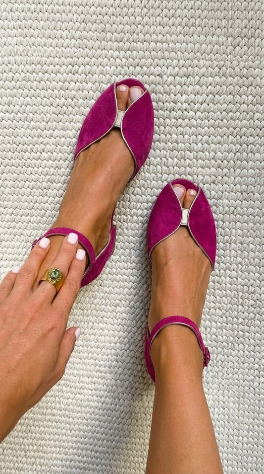 Sandalias de ante fucsia con tiras finas y pulsera ajustable al tobillo