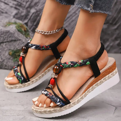 Sandalias negras con plataforma de yute, tiras trenzadas multicolor y colgantes