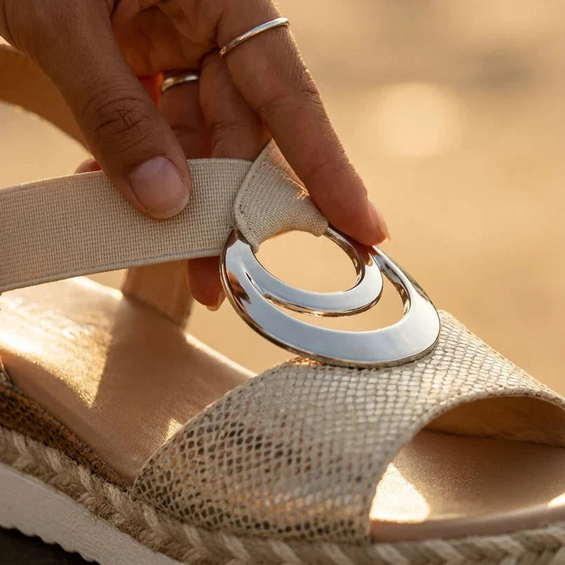 Sandalia ortopédica beige: detalle de hebilla plateada en la tira superior