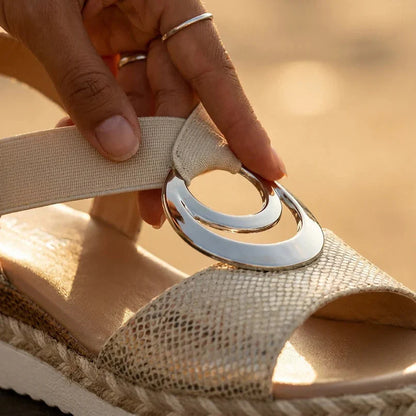 Sandalia ortopédica beige: detalle de hebilla plateada en la tira superior