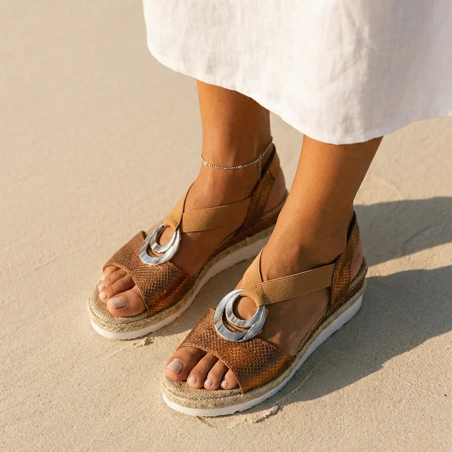 Sandalias ortopédicas camel con hebilla metálica plateada y suela acolchada blanca