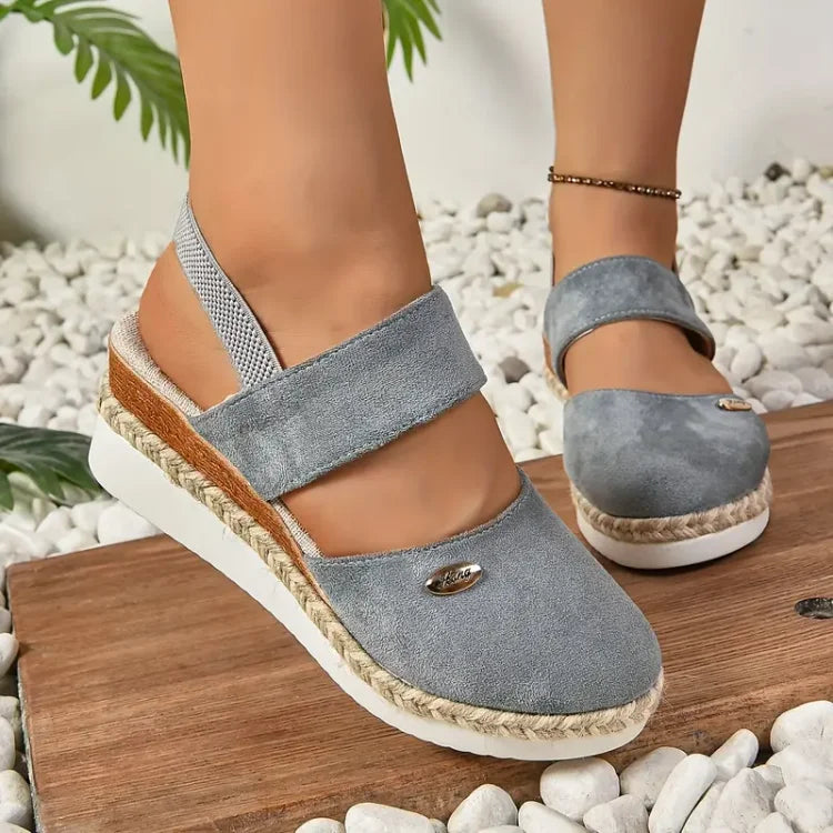 Sandalias de verano grises tipo cuña con tiras y suela de yute, con detalle metálico