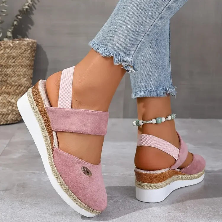 Sandalias rosas tipo cuña con dos tiras y suela de yute, acabado gamuzado
