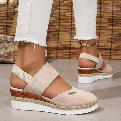Sandalias beige tipo cuña con tira ancha al empeine y suela de yute