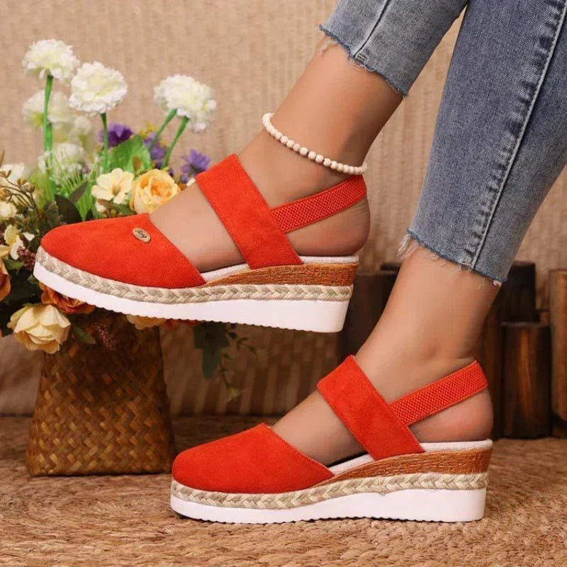 Sandalias naranjas tipo cuña con tira al empeine y suela de yute