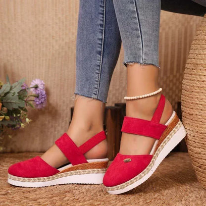 Sandalias rojas tipo cuña con tira al tobillo y suela de yute