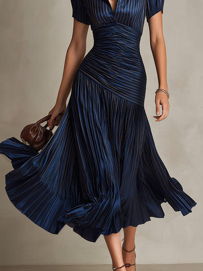 Vestido midi de satén azul oscuro con rayas verticales, escote pico y falda plisada acampanada