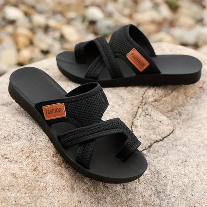 Sandalias ortopédicas cómodas negras con logotipo en la tira y suela antideslizante