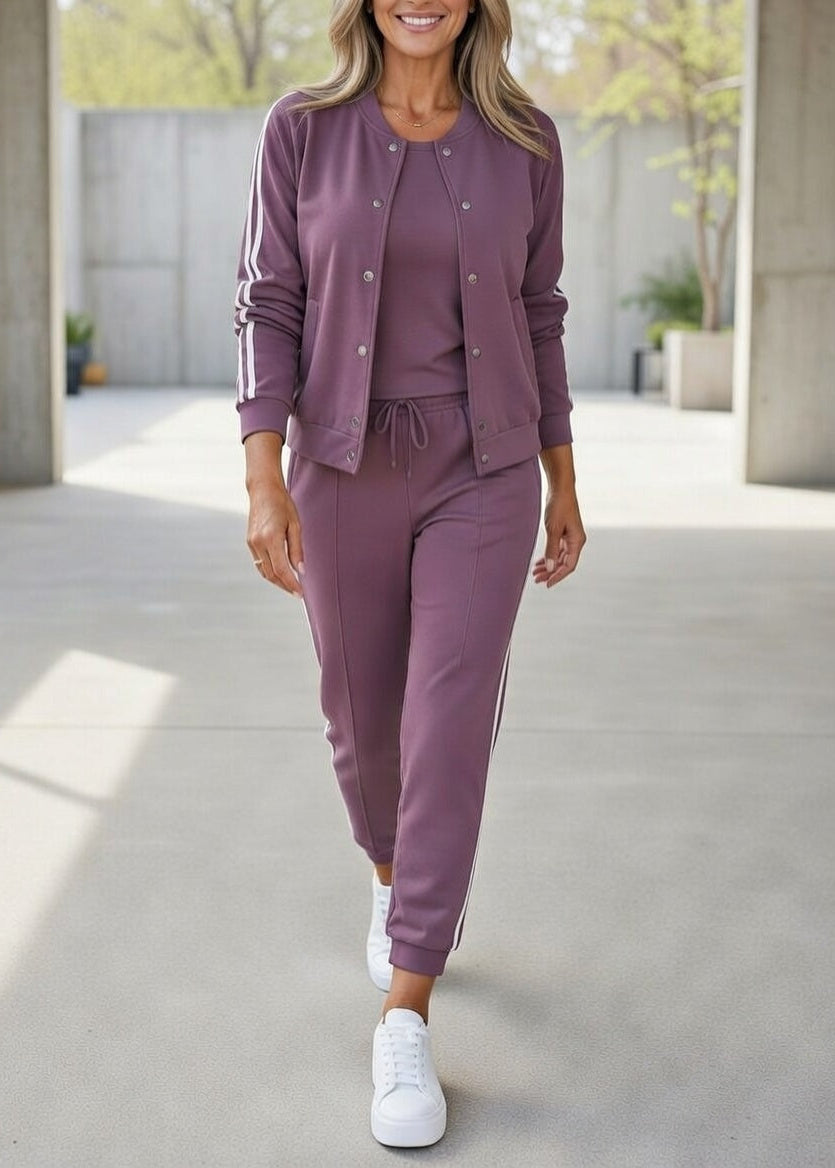 Conjunto de salón de tres piezas color violeta con chaqueta abotonada y pantalón con cordón