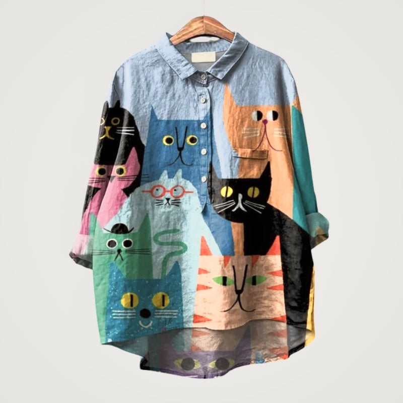 Blusa de lino celeste con estampado de gatos multicolor y botones delanteros