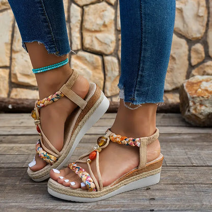 Sandalias beige de tacón bajo con tiras multicolor y abalorios en los tirantes