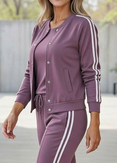 Conjunto de salón de tres piezas violeta con chaqueta abotonada y pantalón a juego