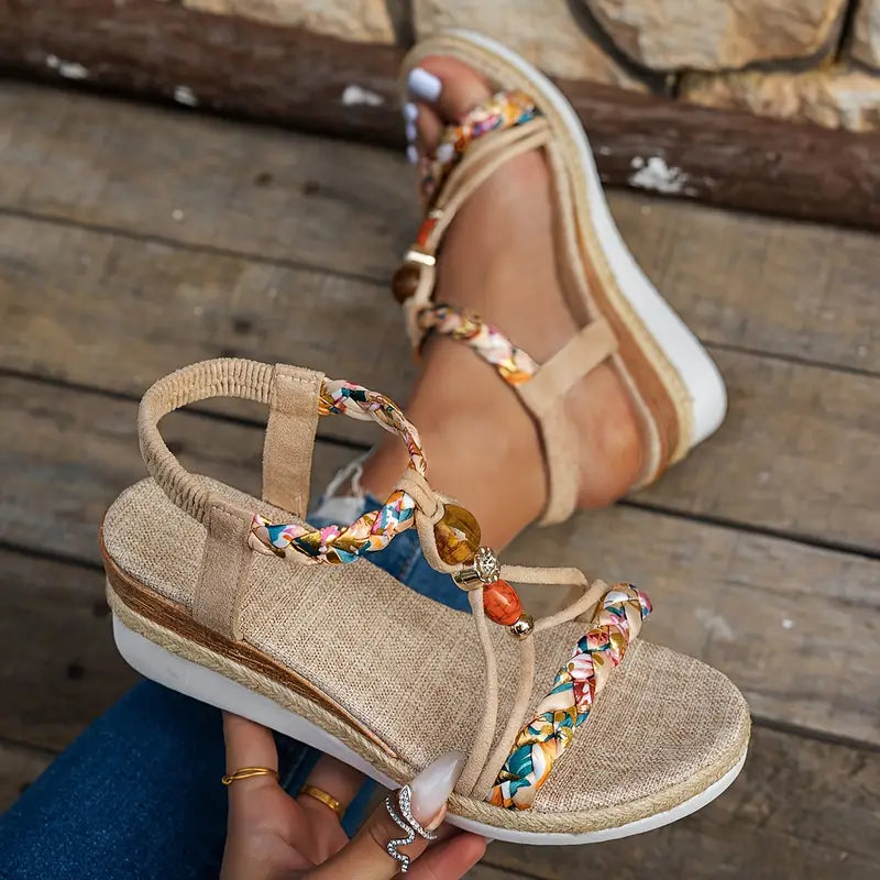 Sandalias beige con tiras entrecruzadas multicolor, cuentas de tonos cálidos y tacón bajo
