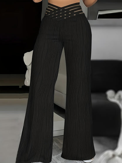 Pantalones negros de cintura alta cruzados, con rayas verticales onduladas y pernera ancha