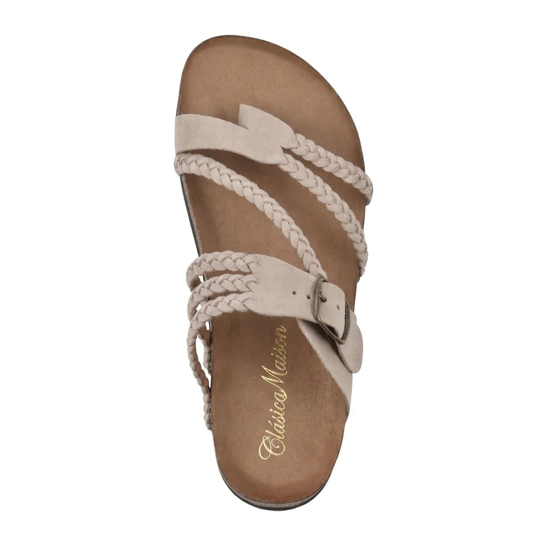 Sandalias ortopédicas beige con tiras trenzadas cruzadas y hebilla