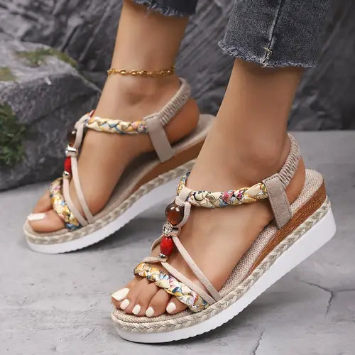 Sandalias negras con cuña baja blanca y tiras trenzadas multicolor con abalorios