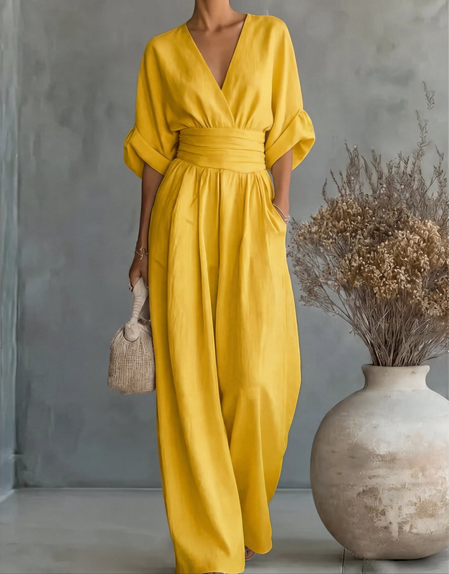 Mono amarillo mostaza de escote en V, cintura fruncida y pierna ancha con mangas abullonadas.